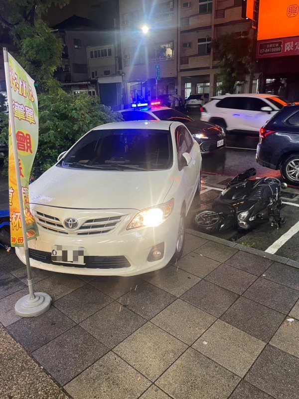 港灣新聞網／雨夜口角竟釀車禍！駕駛忘拉手煞車撞倒重機　警一句話震懾全場