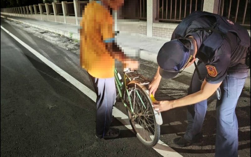 港灣新聞網／深夜巡邏發現單車無反光設備　內埔暖警主動協助守護騎士安全