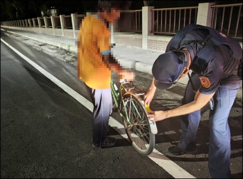 港灣新聞網／深夜巡邏發現單車無反光設備　內埔暖警主動協助守護騎士安全