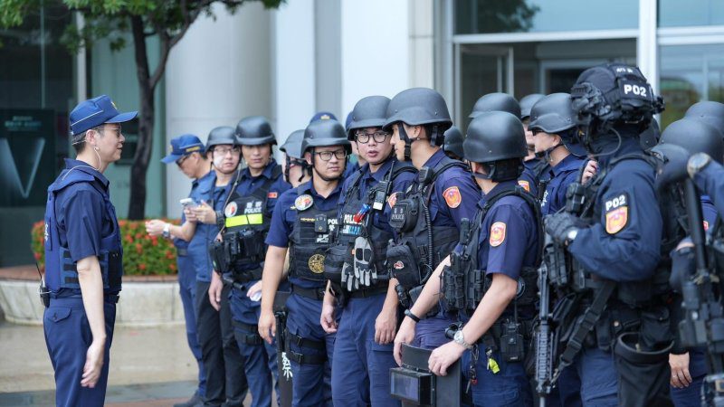 港灣新聞網／SKM Park驚見警匪攻防？別緊張！前鎮分局「靖勇專案」逼真演練震撼登場