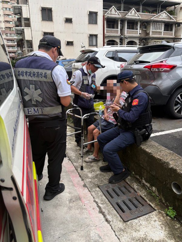 港灣新聞網／89歲翁跌倒流血仍掛念回家　前鎮暖警護送返家感動家屬