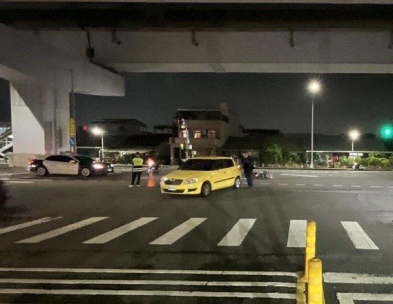 港灣新聞網／楠梓加昌路大重機與轎車碰撞！女騎士送醫　楠梓警籲路口禮讓保安全