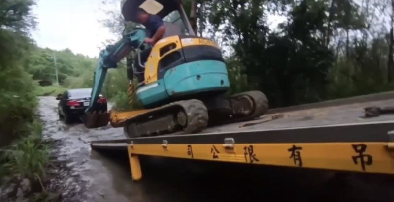 港灣新聞網／豪雨困山區！自小客陷泥濘動彈不得　湖內警冒雨搜尋暖心救援