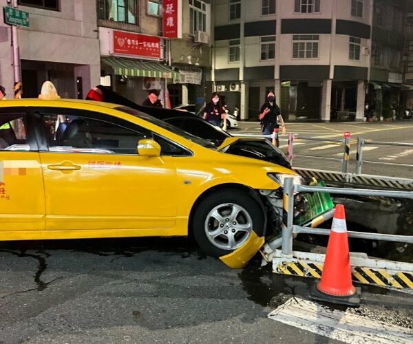 港灣新聞網／高雄前鎮凌晨車禍！兩車路口碰撞再撞施工區　3人受傷送醫