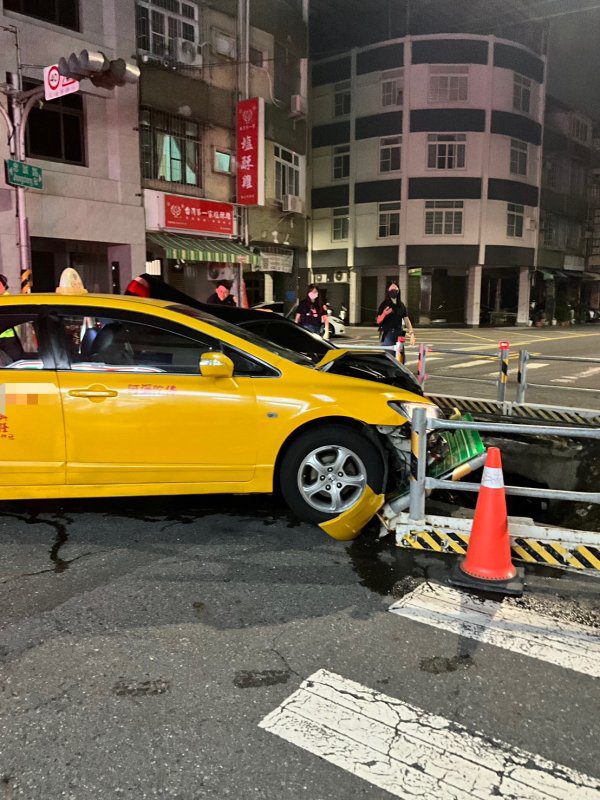 港灣新聞網／高雄前鎮凌晨車禍！兩車路口碰撞再撞施工區　3人受傷送醫