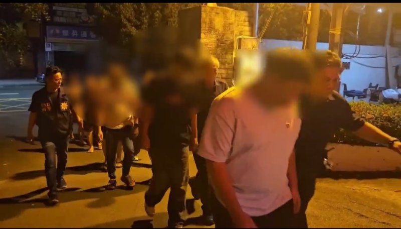 港灣新聞網／左營深夜爆行車糾紛！兩派7人街頭衝突　警快打壓制全數送辦