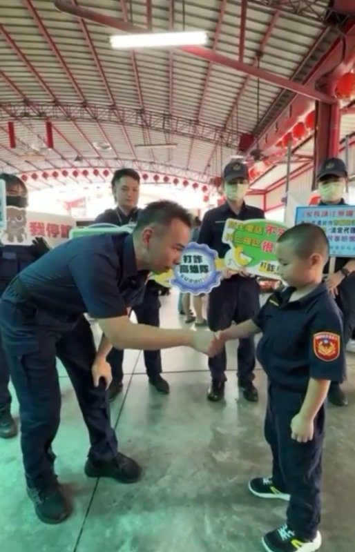 港灣新聞網／看阿桃影片抽警犬娃娃！小港警警察節創意宣導掀熱潮