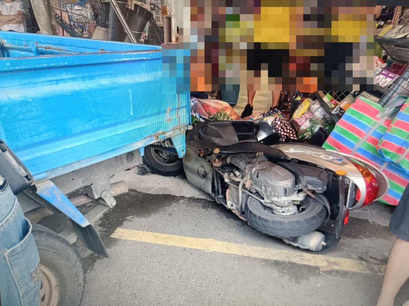 港灣新聞網／倒車誤踩油門衝撞店家！內埔自小貨車失控釀驚魂　幸無人傷亡