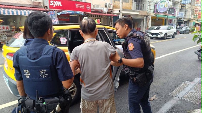 港灣新聞網／血糖過低癱坐路旁險出意外　東港暖警即時伸援手助老翁平安返家