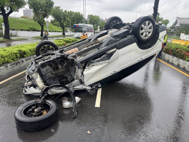 港灣新聞網／自撞分隔島翻車後離奇落跑　鳳山警掌握關鍵畫面查緝駕駛