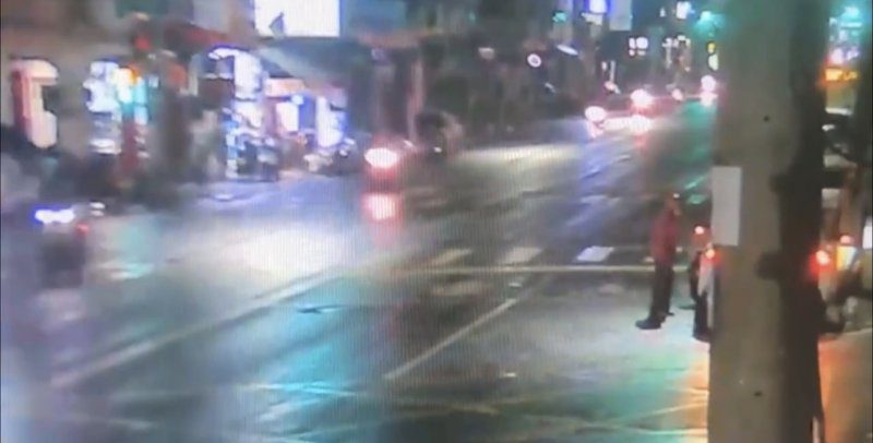 港灣新聞網／網傳鼓山路邊停車遭婦人砸車滋擾　鼓山警主動追查掌握涉案婦人
