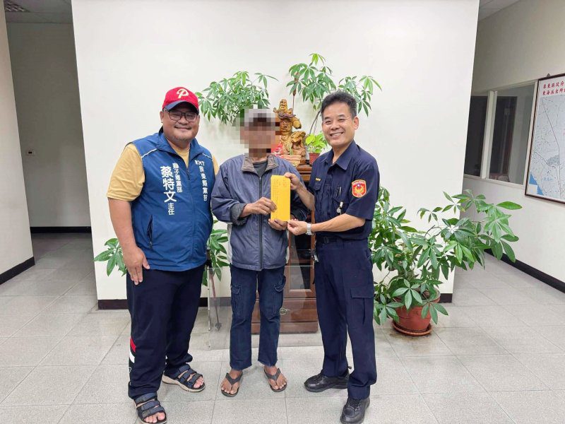 港灣新聞網／病痛纏身收入中斷　枋寮警攜手地方善心力量助弱勢志工渡難關