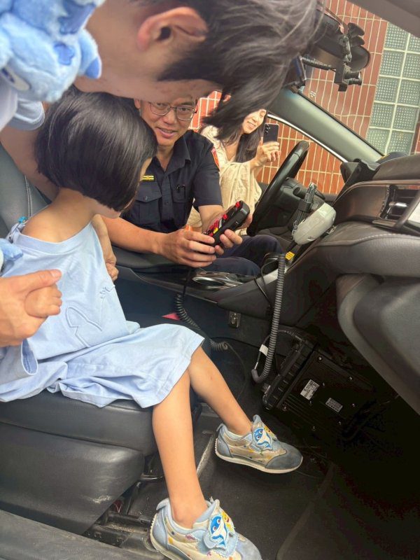 港灣新聞網／4歲韓國萌娃圓夢當警察！東港派出所變身國民外交舞台　萌翻全場