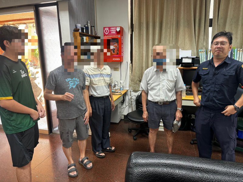 港灣新聞網／騎新機車出門兜風竟迷路！八旬翁烈日下找不到回家路　前鎮暖警助平安團圓