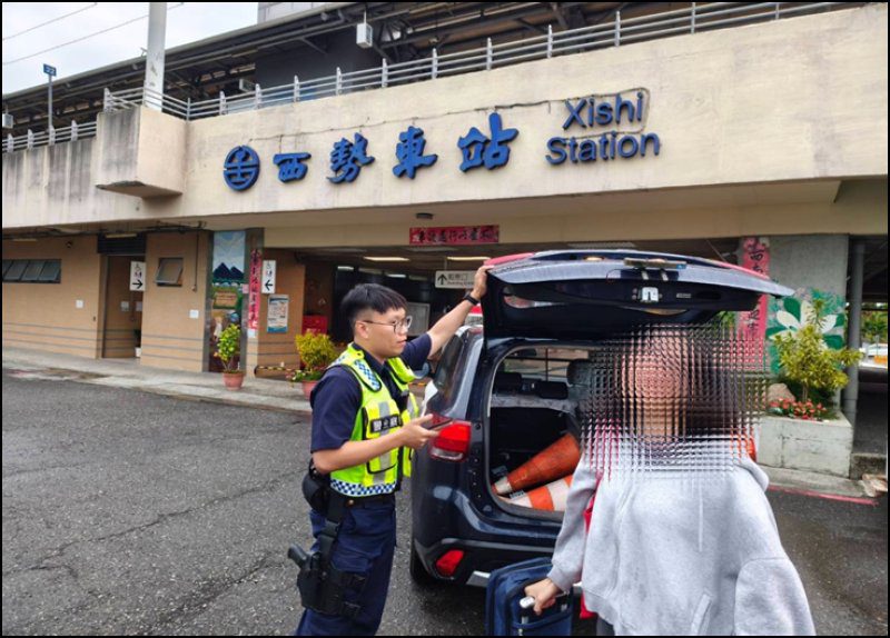 港灣新聞網／外籍女大生遭計程車半途丟包！趕火車急揮手求助　內埔暖警火速護送解圍