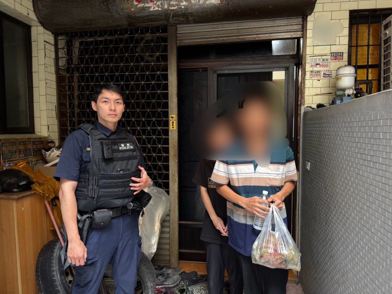 港灣新聞網／端午最暖畫面！小港警攜手里長送愛心肉粽　關懷弱勢家庭溫暖滿滿