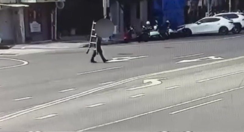港灣新聞網／單手扛鋁梯騎單車畫面全都錄！鹽埕警調閱監視器迅速逮竊嫌送辦