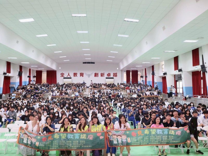 港灣新聞網／從市場女孩到公益博士　沈芯菱高雄高商分享逆境翻轉人生