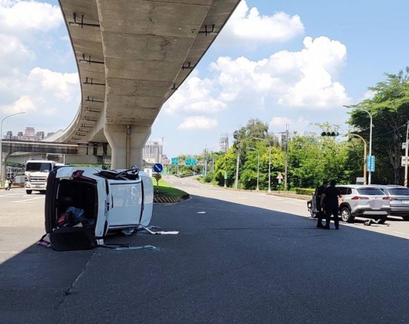 港灣新聞網／楠梓路口驚傳轎車翻覆！兩車碰撞瞬間側翻　3人送醫幸無生命危險