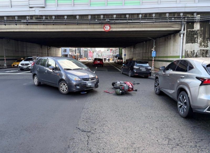 港灣新聞網／闖紅燈又騎禁行機車道！建工路機車撞轎車釀事故　騎士送醫挨罰最高7200元