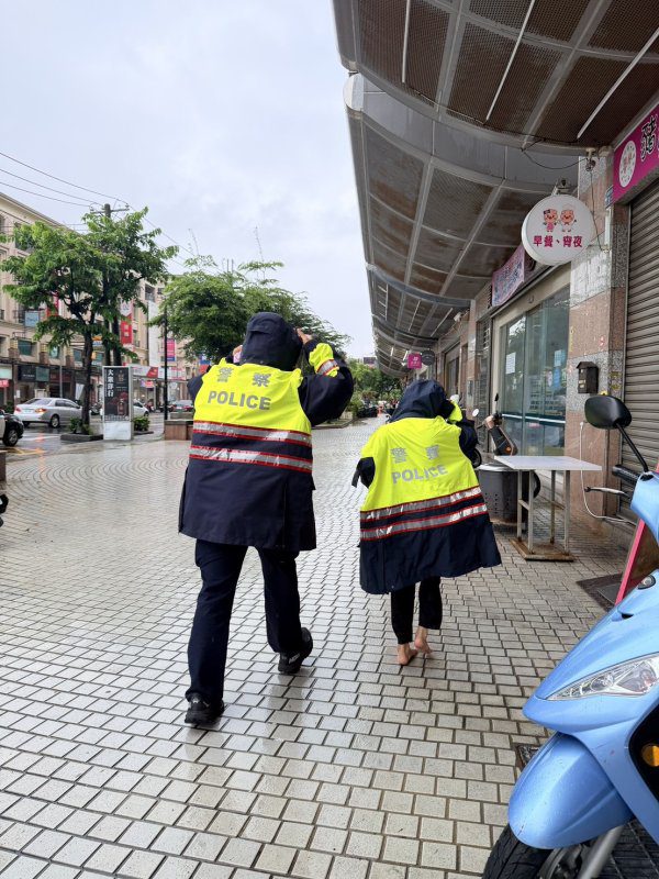 港灣新聞網／風雨中最暖身影！岡山警為迷途女童披上雨衣　暖心護送返家感動家屬