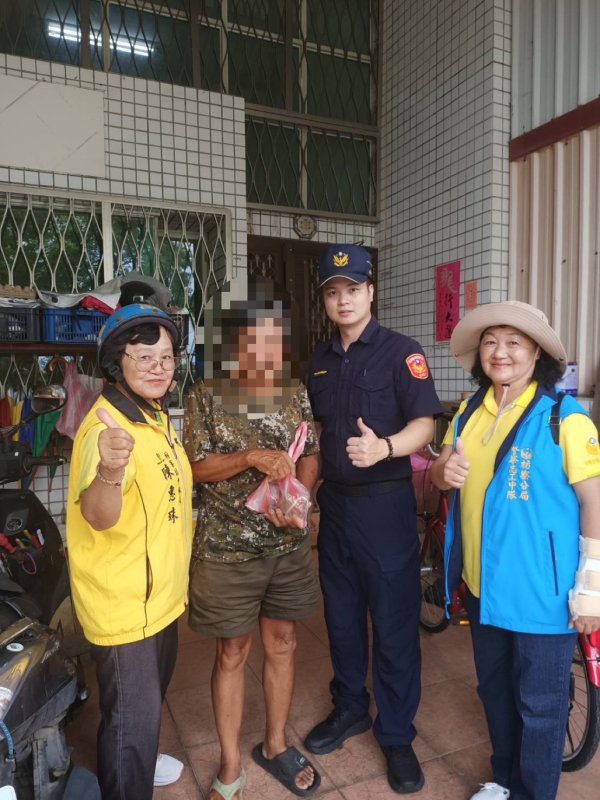 港灣新聞網／端午飄粽香更飄愛！枋寮警攜手志工送暖弱勢家庭　長者感動頻致謝