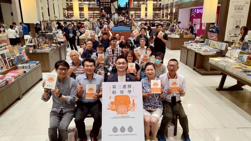 港灣新聞網／AI、ESG成企業生存關鍵！《第三選擇經營學》高雄分享會爆滿 產學界領袖齊聚力挺