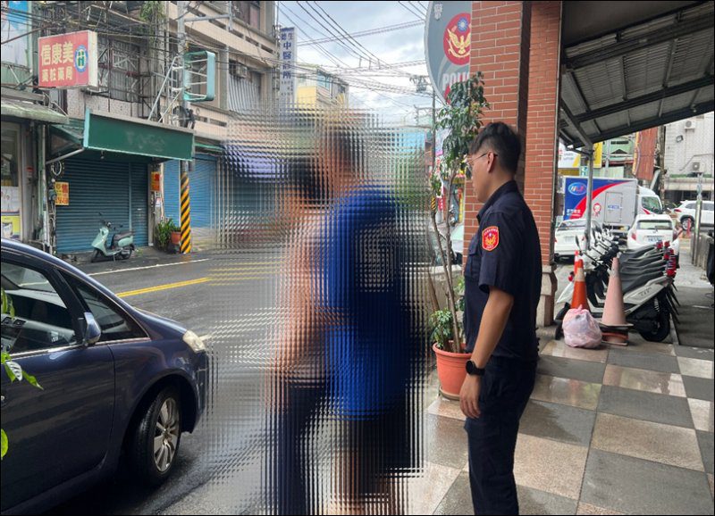 港灣新聞網／七旬老婦雨中迷途！暖心內埔警即刻安置助返家　老翁見妻平安激動紅眼眶