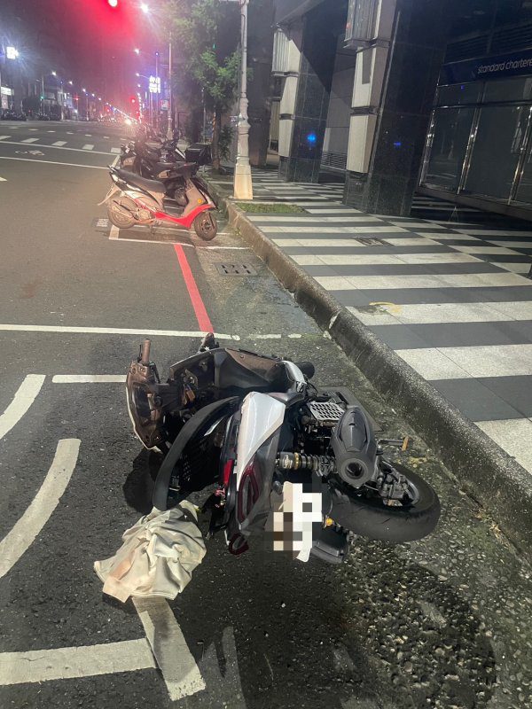 港灣新聞網／18歲騎士酒後自摔撞毀3機車！前鎮警深夜查獲酒駕　今年已取締145件