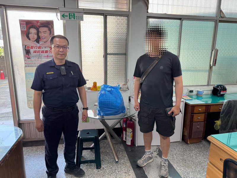 港灣新聞網／14件全新雨衣離奇流落街頭！梓官警靠塑膠袋「2字」神破解　萬元貨物完璧歸趙