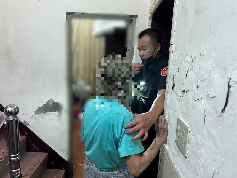 港灣新聞網／80歲老婦深夜受困二樓陽台外！喊著「要回娘家」　楠梓警架梯化身蜘蛛人驚險救援