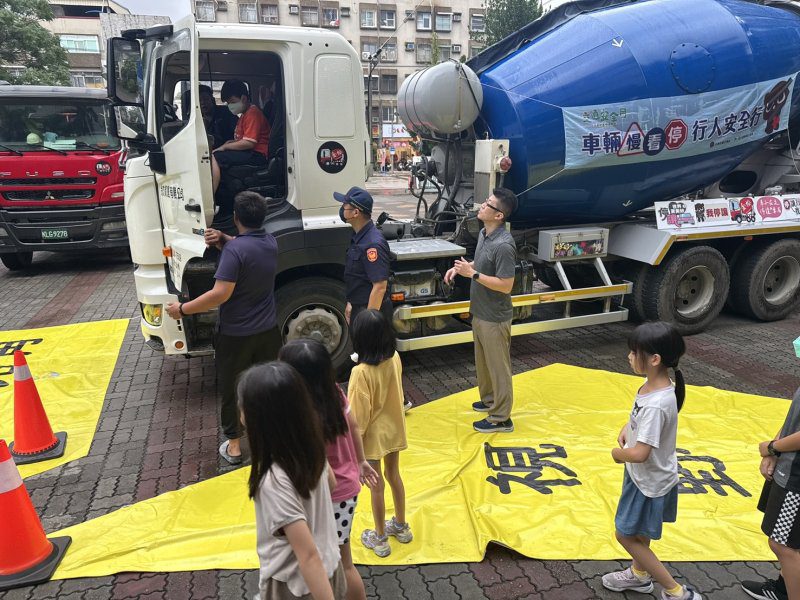 港灣新聞網／大型車「隱形殺手」現身校園！學童坐上駕駛座驚呼：真的看不到