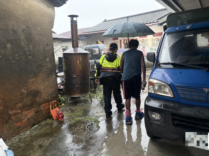 港灣新聞網／豪雨困住腳傷男！內埔警冒雨暖心護送返家　民眾直呼好感動