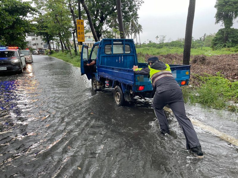 港灣新聞網／豪雨襲屏東兩車受困積水路段！內埔警涉水推車救援　暖心服務獲讚