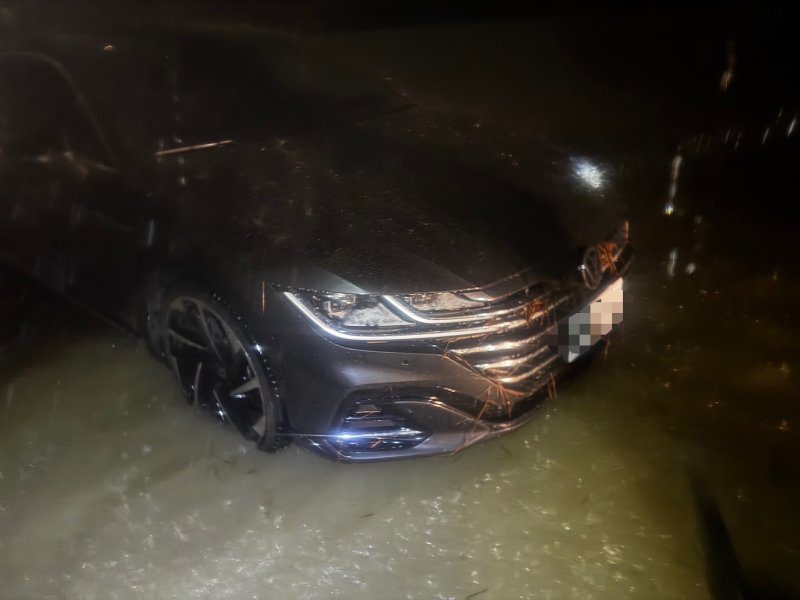 港灣新聞網／凌晨豪雨淹半輪高！鳥松一家三口受困拋錨車　警消聯手安全護送返家