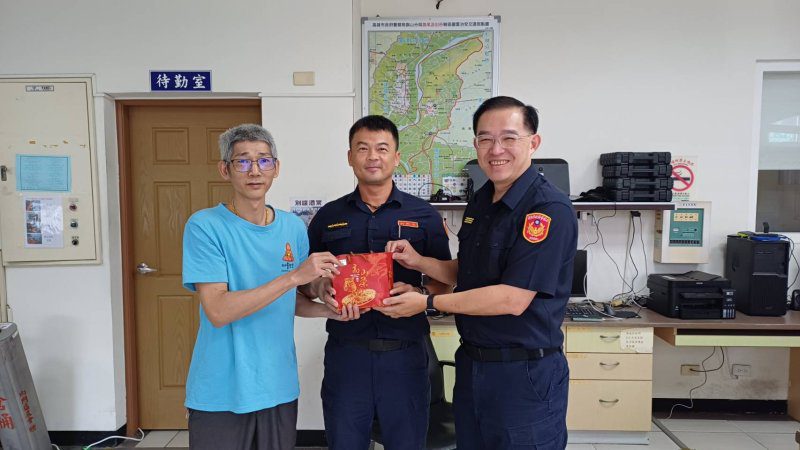 港灣新聞網／豪雨中最暖後盾！妙善觀音慈善會送茶慰勞警察　感謝旗山警守護家園