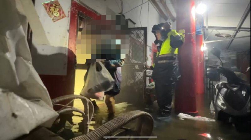 港灣新聞網／兩天雨量破800毫米！69歲獨居翁受困積水中　枋警冒雨涉水救援