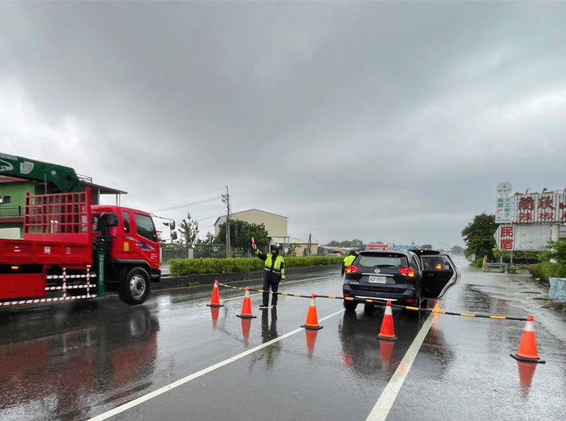 港灣新聞網／積水快淹沒車道！枋警冒雨徒手清排水孔　暖心身影感動民眾