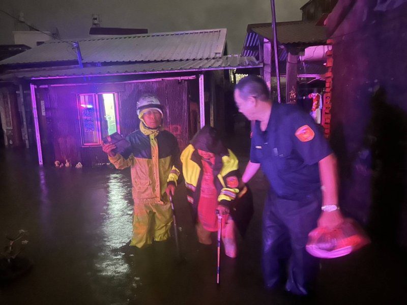 港灣新聞網／豪雨淹到膝蓋！72歲老婦深夜受困求援　東港警脫下雨衣暖心護送脫困
