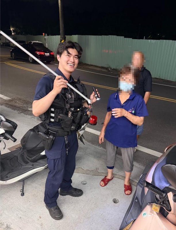 港灣新聞網／凌晨3點獨自在路邊徘徊！六旬老婦急得快哭了　仁武暖警「撈回一把鑰匙」解困境