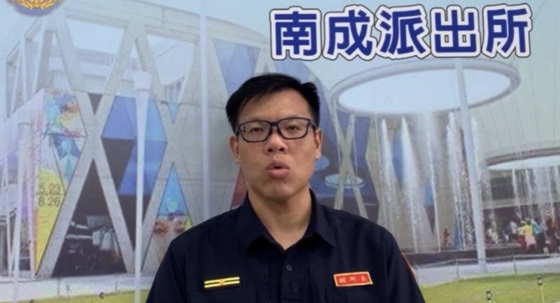 港灣新聞網／客運司機遭兩車夾困命危！疑忘拉手煞車釀意外　49歲駕駛昏迷送醫急救