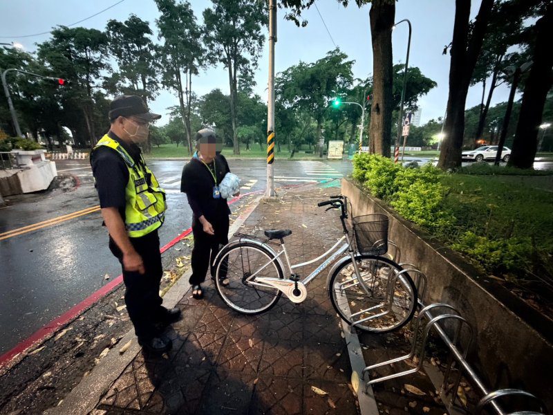 港灣新聞網／暴雨中腳踏車憑空消失？前鎮警冒雨尋車　暖心助民眾找回愛車