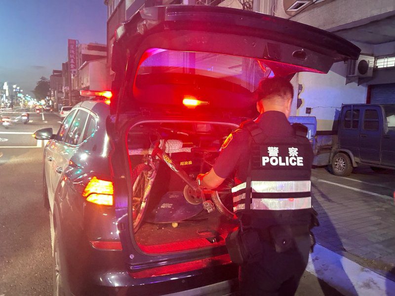 港灣新聞網／八旬獨居翁騎車力竭癱坐路邊　暖警「連人帶車」送回家感動網友
