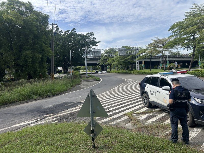 港灣新聞網／暴雨後驚見路面不平！19歲駕駛深夜輾壓爆胎　楠梓警受理開單調查