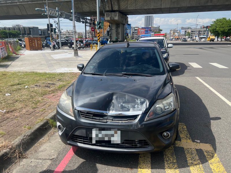 港灣新聞網／疑沒油停路中央釀回堵！鳳山驚傳追撞事故　警方追查故障車責任