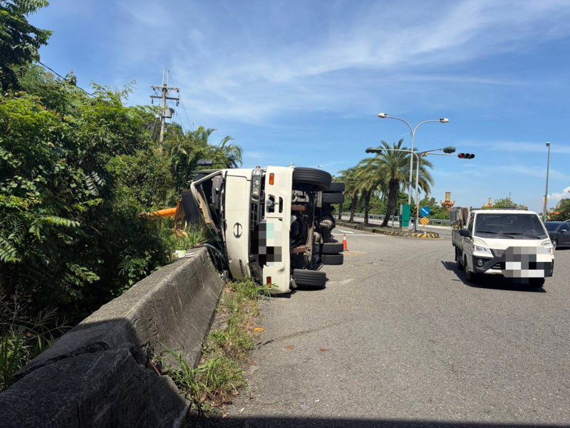 港灣新聞網／南州交流道驚傳大貨車翻覆！駕駛自稱閃車失控 幸僅受輕傷