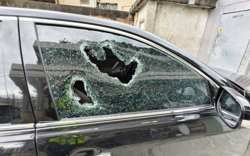 《毒駕拒捕倒車衝撞所長致骨折　溪湖警鳴槍破窗強勢逮人》