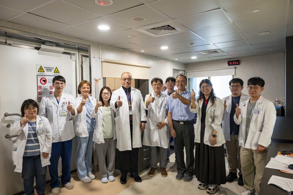 77歲婦人受原發性顫抖症困擾十年  彰基「神波刀」治療助其重拾生活自主權