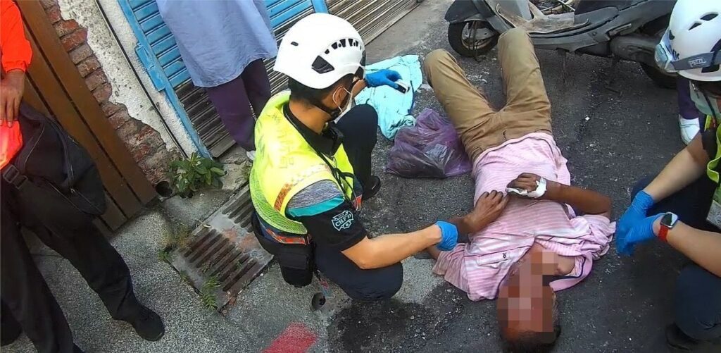 炎炎夏日路倒無人應答　員警及時伸援協助送醫