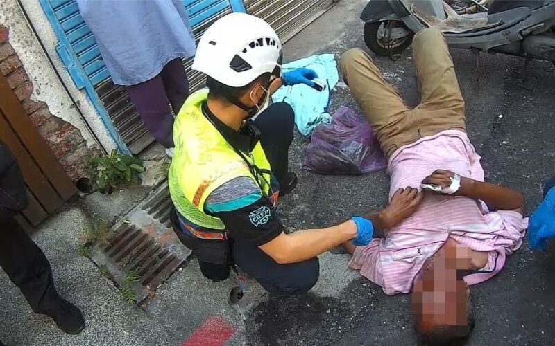 炎炎夏日路倒無人應答　員警及時伸援協助送醫